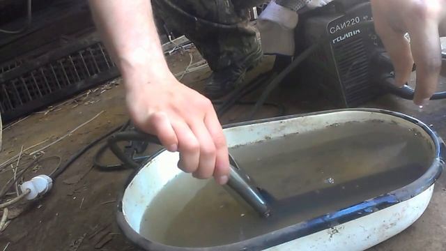 СВАРКА В ВОДЕ ОБЫЧНЫМ ЭЛЕКТРОДОМ смотреть онлайн