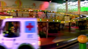 Парк аттракционов веселые горки и машинки для детей