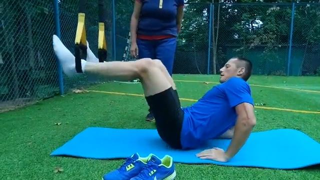 Подъём туловища. Тренировка прямой мышцы живота на петлях ТРХ смотреть онлайн