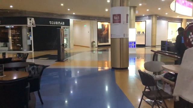 Торговый центр в Тбилиси “TBILISI MALL”. Вечер. Скидки в магазинах