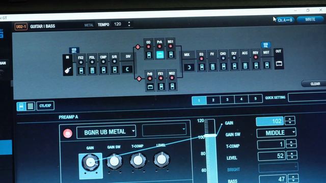 Simulation of a bass while playing guitar with the Boss GT-100 смотреть онлайн