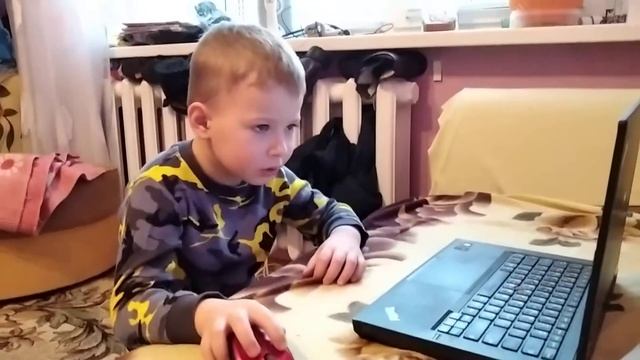 Илья играет на ноутбуке. смотреть онлайн