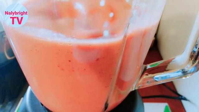 Healthy banana apple kiwi and strawberries Smoothie смотреть онлайн