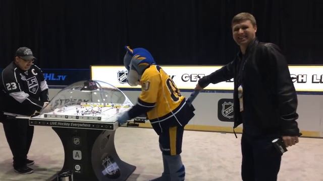 Ilya Bryzgalov - Mascot Tail Pull смотреть онлайн