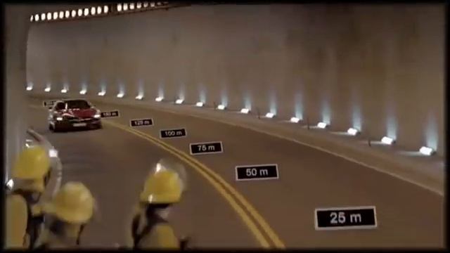 Мерседес офигенный трюк в тунеле смотреть онлайн