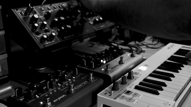 Ambient improv on a Behringer Model D, with Strymon Volante & Nightsky pedals смотреть онлайн