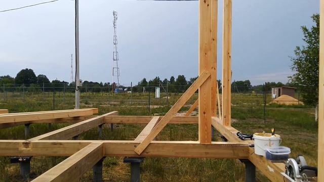 Установка вертикальных балок в фахверковом доме Берген от Экокомплекта смотреть онлайн