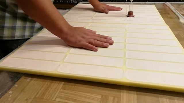 Заливка гипсовой смеси в форму и распалубка гипсовой плитки под кирпич смотреть онлайн