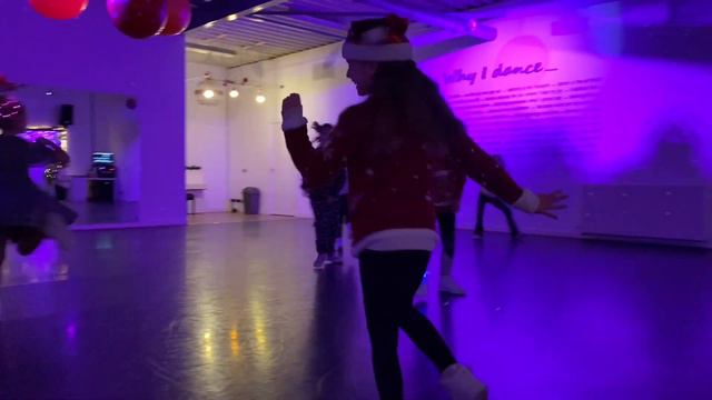 Hannah Montana - Rocking' Around the Christmas Tree | Dance Video | Kids | Merry Christmas смотреть онлайн