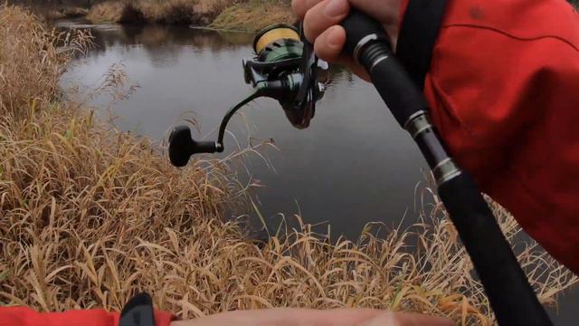 Рыбалка на спиннинг поздней осенью на воблер от фирмы Itumo. Береговой спиннинг. смотреть онлайн