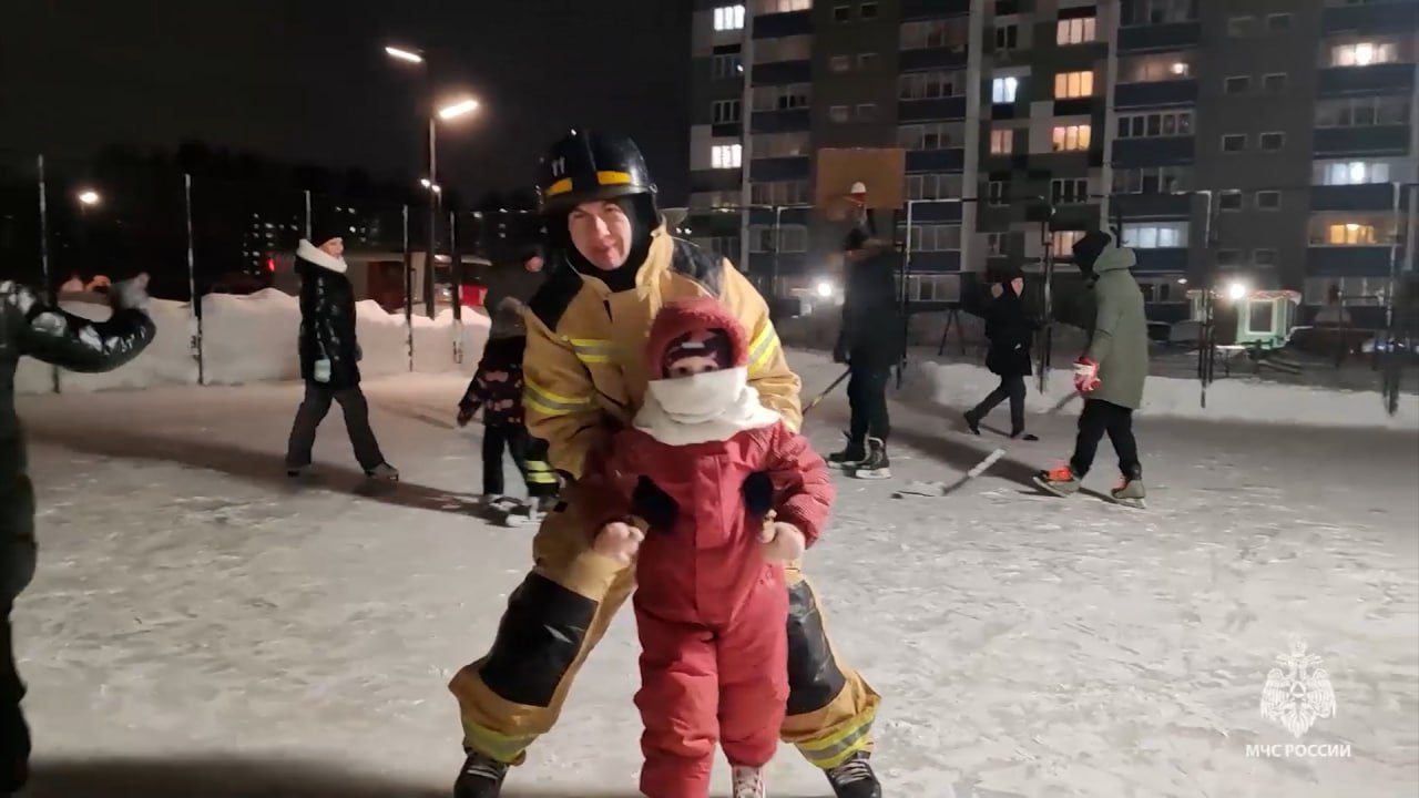 В Челябинске сотрудники МЧС залили каток для детей смотреть онлайн