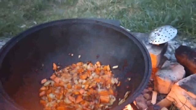 Жареная картошка в казане на костре смотреть онлайн