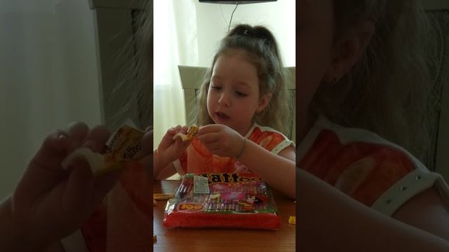 Распаковка жвачек Crazy TATTOO Gum 1 Ч. смотреть онлайн