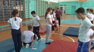 Урок физической культуры в 4 "б" классе. Гимнастика.