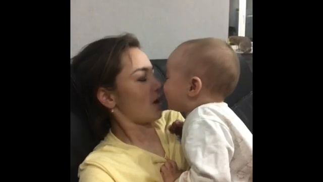 Лайфхак для мам. Поцелуй ребёнка. Сын целует маму смотреть онлайн