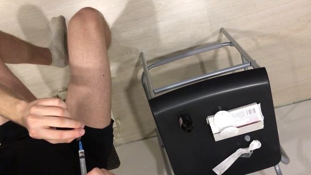 Как сделать УКОЛ САМОМУ СЕБЕ в бедро смотреть онлайн