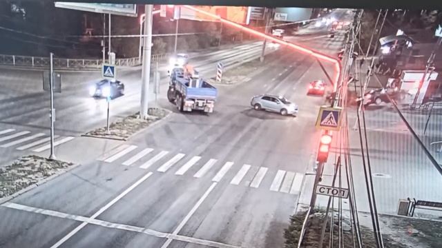 Появилось видео со Skoda, влетевшей в торговый павильон в Волгограде смотреть онлайн