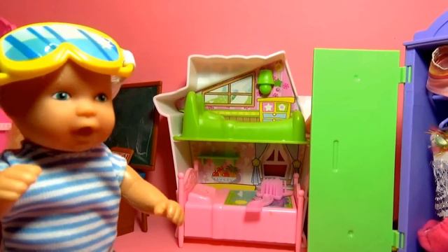 Мультик про кукол. Катя и Макс делают каток дома. Серия 1/Cartoon about dolls. Katya and Max смотреть онлайн