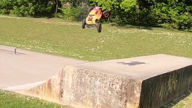 Nitro RC Car Engine Snaps in HALF - MASSIVE CRASH смотреть онлайн