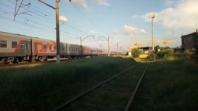 Электровоз ЭП1М-695 с поездом Кисловодск-Санкт-Петербург. смотреть онлайн