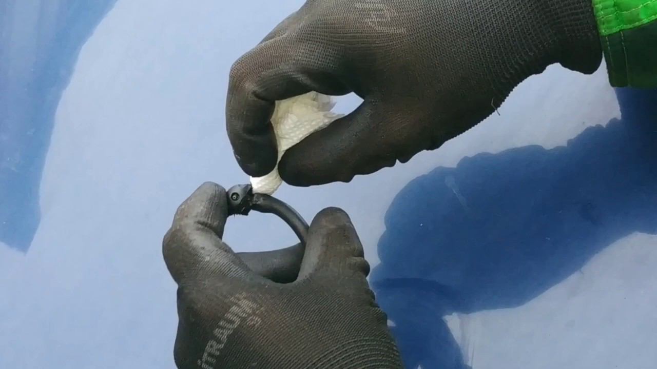 Как убрать течь из под форсунки омывателя.