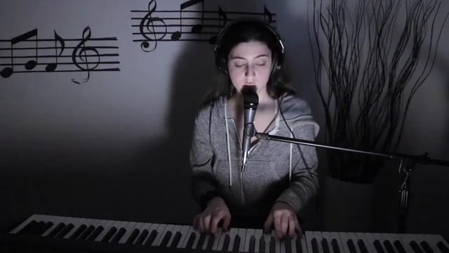 ДЕВУШКА ТВОРИТ МАГИЮ СО ЗВУКОМ. КАВЕР НА Lovely Billie Eilish Khalid Cover смотреть онлайн