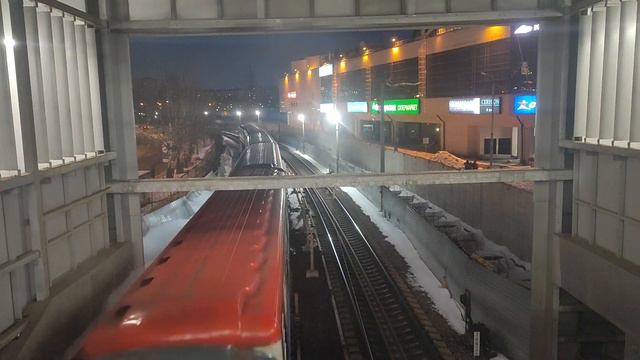 Метро прибывает на станцию Технопарк смотреть онлайн