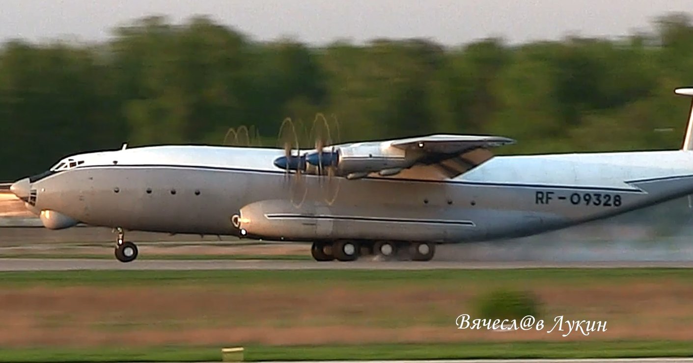 Посадка Ан-22А Антей RF-09328 смотреть онлайн