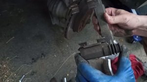 Скрипит колесо при езде. Замена скоб тормозных колодок Ланос.