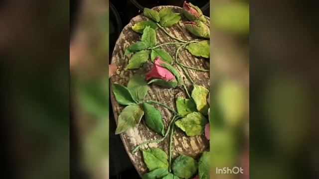 Скульптурная живопись. Панно с розами у дерева. смотреть онлайн