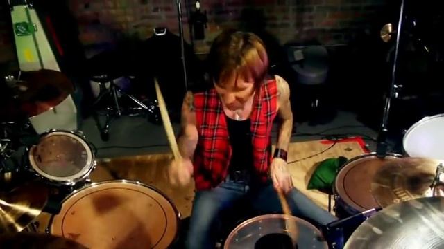 Godsmack - (Speak) Shannon Larkin, Behind the Player смотреть онлайн