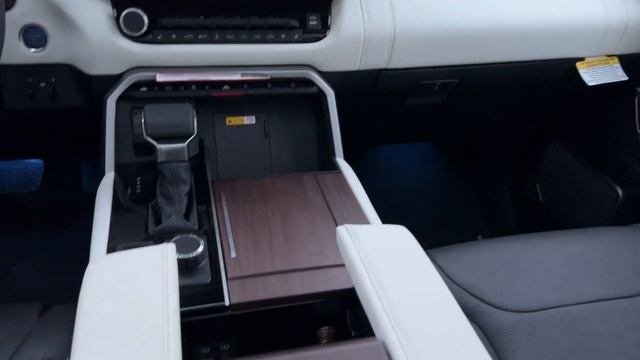 2023 Toyota Sequoia Capstone смотреть онлайн