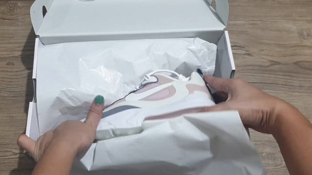 UNBOXING PLUM CHALK 2020 Nike Air Max 270 React смотреть онлайн