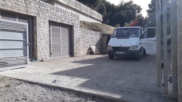 Αναδιπλούμενη δίφυλλη γκαραζόπορτα σε επικλινές έδαφος смотреть онлайн