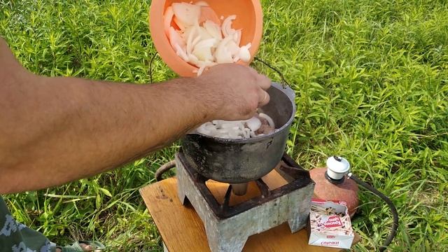 БАРАНИНА С ОВОЩАМИ В ПИВЕ!!! Готовим на природе!!! смотреть онлайн