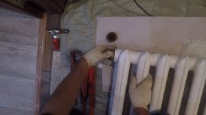 Как выкрутить пробку, демонтаж, из чугунного радиатора ( батареи ) отопления.