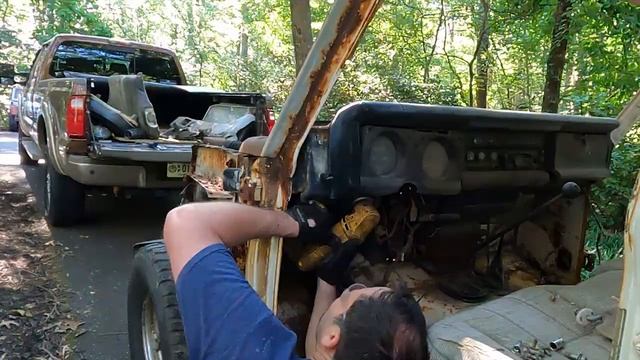 Stripping Down a 1978 Toyota FJ55 Landcruiser смотреть онлайн
