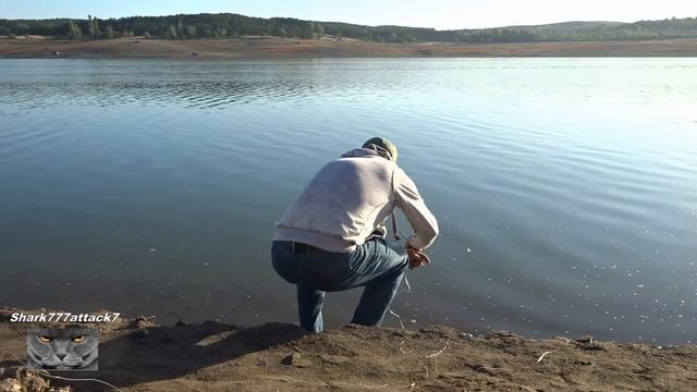 Огромная щука с берега на живца.Крым.. смотреть онлайн