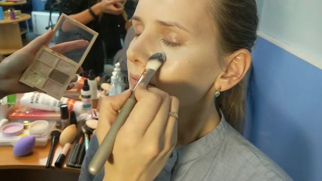 Контуринг прямоугольного лица кремовыми текстурами смотреть онлайн