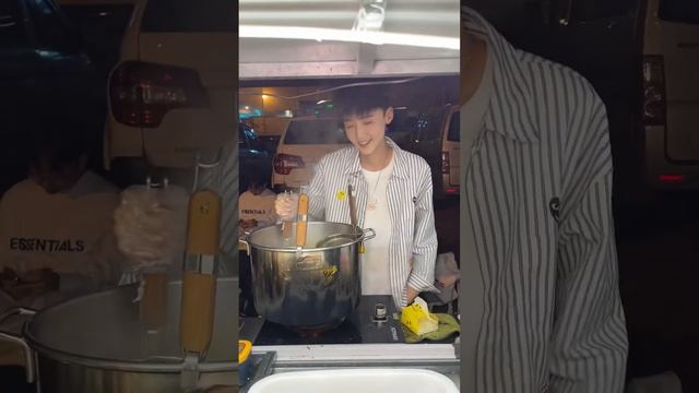 35r一份的麻辣鱿鱼炒年糕～老板娘说可以免费续，又鲜又辣超级好吃【小魔鱼】#在路边摊感受人间烟火 #路边摊美味#地方特色美食 #特色小吃 #路边摊 #街头美食 #炒年糕 смотреть онлайн