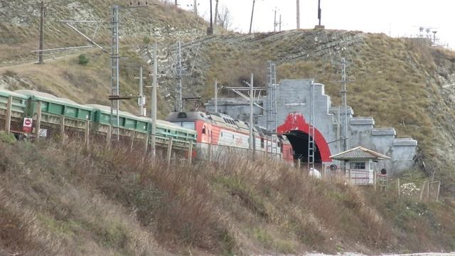 2ЭС4К-041 с грузовым поездом проследует о.п. Спутник (перегон Шепси - Водопадный) СК ж.д.