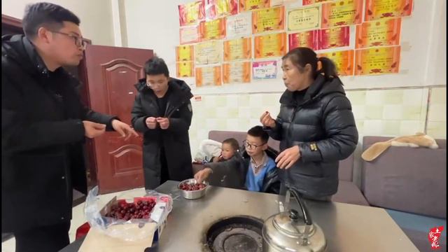 小胖胖去重庆前，特意委托老鹅给海清带吃的，老鹅直夸她想得周到 смотреть онлайн