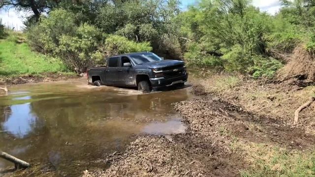 Lifted Z71 Silverado Crosses Creek смотреть онлайн