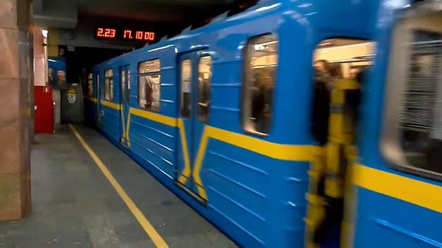 Народ заходят вагон со станции Берестейская смотреть онлайн