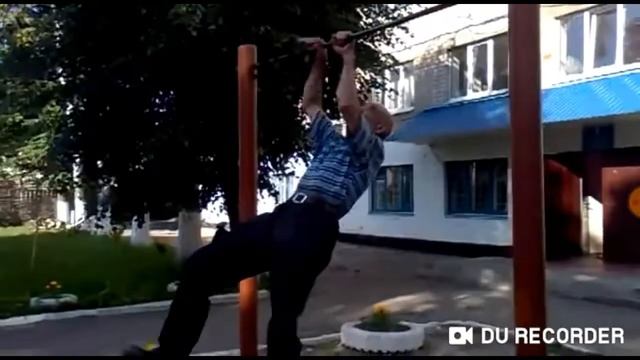 Дедушка 70 лет отжигает на турнике смотреть онлайн