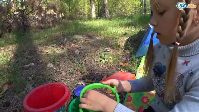 Едем на Пикник с Палаткой в Лес! Ярослава с подружкой играют на природе Видео для детей