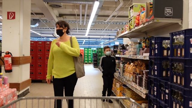 немец маленький готовиться к дню рождения.традиции в немецкой школе.Жизнь в Германии смотреть онлайн