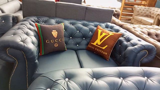 Sofa Capitonné disponible sur commande dans tous nos showroom +243899853088 смотреть онлайн