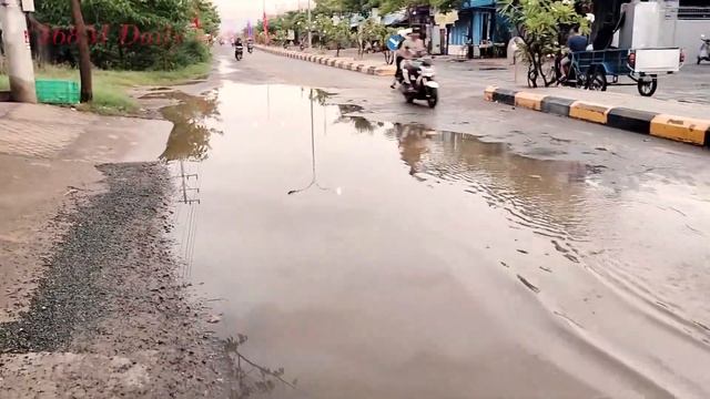 Removal Plastic And Rubbish Clogging Drains On Roads After Heavy Rains смотреть онлайн