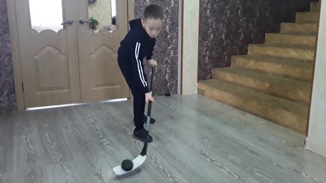 Учимся поднимать шайбу клюшкой. смотреть онлайн